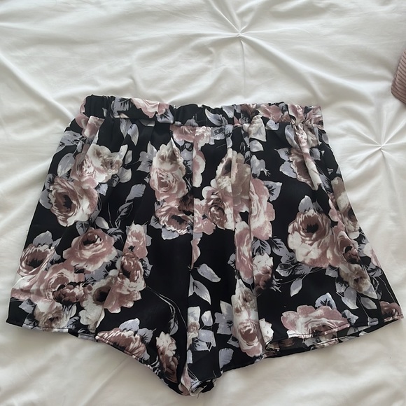 Lock & Key Silky Floral Shorts - Size Medium - Picture 4 of 4